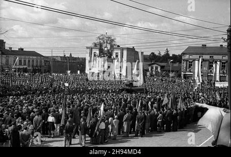 Kartuzy, 1947-07-06. Rynek w Kartuzach. Uroczystoœæ przekazania Kartuskiemu Pu³kowi Piechoty sztandaru ufundowanego przez mieszkañców miasta. bk/ak PAP Kartuzy, Marketplace, 6 luglio 1947. Cerimonia di spedizione di una bandiera finanziata dagli abitanti della città al reggimento di fanteria di Kartuzy. bk/ak PAP Foto Stock