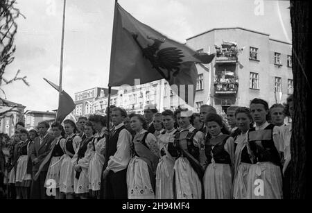 Kartuzy, 1947-07-06. Rynek w Kartuzach. Uroczystoœæ przekazania Kartuskiemu Pu³kowi Piechoty sztandaru ufundowanego przez mieszkañców miasta. NZ. m³odzie¿ w kaszubskich strojach ludowych bk/ak PAP Kartuzy, Marketplace, 6 luglio 1947. Cerimonia di spedizione di una bandiera finanziata dagli abitanti della città per fanteria reggimento di Kartuzy. Nella foto: I più giovani dei costumi tradizionali di Kaszuby. bk/ak PAP Foto Stock