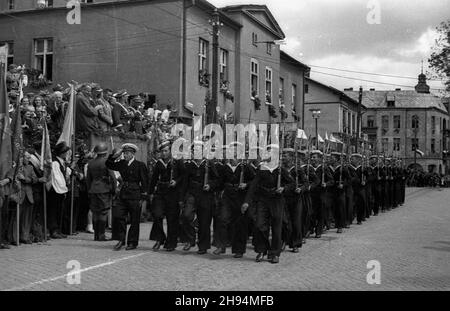 Kartuzy, 1947-07-06. Rynek w Kartuzach. Uroczystoœæ przekazania Kartuskiemu Pu³kowi Piechoty sztandaru ufundowanego przez mieszkañców miasta. NZ. Defiluje kolumna marynarzy. bk/ak PAP Kartuzy, Marketplace, 6 luglio 1947. Cerimonia di spedizione di una bandiera finanziata dagli abitanti della città per fanteria reggimento di Kartuzy. Nella foto: Marciaini. bk/ak PAP Foto Stock