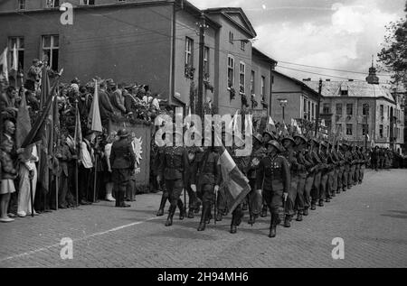 Kartuzy, 1947-07-06. Rynek w Kartuzach. Uroczystoœæ przekazania Kartuskiemu Pu³kowi Piechoty (nz.) sztandaru ufundowanego przez mieszkañców miasta. defilada wojskowa WW. pu³ku. bk/ak PAP Kartuzy, Marketplace, 6 luglio 1947. Cerimonia di spedizione di un banner (centro) finanziato dagli abitanti della città al Reggimento fanteria di Kartuzy. Nella foto: Il detto reggimento in parata. bk/ak PAP Foto Stock