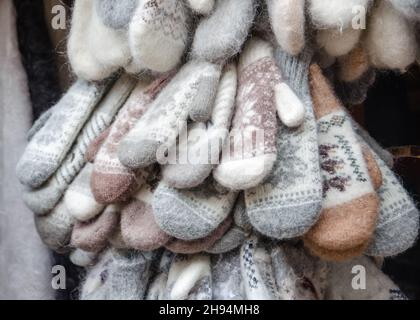 mano maglia giù mittens nel mercato Foto Stock