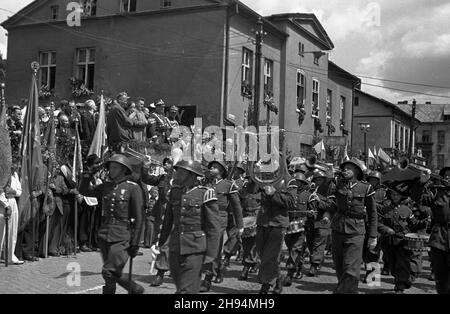 Kartuzy, 1947-07-06. Rynek w Kartuzach. Uroczystoœæ przekazania Kartuskiemu Pu³kowi Piechoty sztandaru ufundowanego przez mieszkañców miasta. defilada wojskowa WW. pu³ku. bk/ak PAP Kartuzy, Marketplace, 6 luglio 1947. Cerimonia di spedizione di un banner (centro) finanziato dagli abitanti della città al Reggimento fanteria di Kartuzy. Nella foto: Il detto reggimento in parata. bk/ak PAP Foto Stock