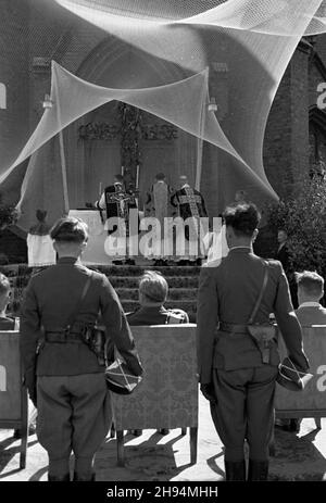 Kartuzy, 1947-07-06. Rynek w Kartuzach. Uroczystoœæ przekazania Kartuskiemu Pu³kowi Piechoty sztandaru ufundowanego przez mieszkañców miasta. NZ. Uroczysta msza pod go³ym niebem. bk/ak PAP Kartuzy, Marketplace, 6 luglio 1947. Cerimonia di spedizione di un banner (centro) finanziato dagli abitanti della città al Reggimento fanteria di Kartuzy. Nella figura: La massa del campo bk/ak PAP Foto Stock