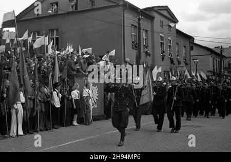 Kartuzy, 1947-07-06. Rynek w Kartuzach. Uroczystoœæ przekazania Kartuskiemu Pu³kowi Piechoty sztandaru ufundowanego przez mieszkañców miasta. NZ. Defiluje kolumna stra¿aków. bk/ak PAP Kartuzy, The Marketplace, 6 luglio 1947. Cerimonia di trasferimento di una bandiera finanziata dagli abitanti della città al reggimento di fanteria da Kartuzy. Raffigurato tra gli altri: Vigili del fuoco su una parata. bk/ak PAP Foto Stock