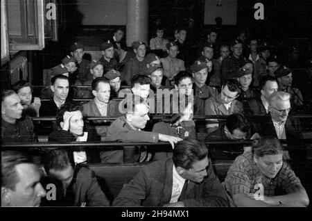 Warszawa, 1947-07-08. Pierwszy dzieñ procesu cz³onków Zrzeszenia Wolnoœæ i Niezawis³oœæ (win), oskar¿onych o dzia³alnoœæ szpiegowsk¹ w ramach komórki wywiadowczej o kryptonimie Liceum. Rozprawa toczy³a siê Pzed Wojskowym S¹dem Rejonowym. NZ. ³awa oskar¿onice. W drugim rzêdzie m.in. Boles³aw Zieleniewski (1P). po/mgs PAP Varsavia, 8 luglio 1947. Il primo giorno del processo dei membri dell'Associazione libertà e indipendenza, accusati di spionaggio. Il processo si è svolto presso la corte militare distrettuale. Nella figura: Il dock. In seconda fila Boleslaw Zieleniewski (1° a destra). po/MGS PAP Foto Stock