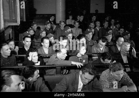 Warszawa, 1947-07-08. Pierwszy dzieñ procesu cz³onków Zrzeszenia Wolnoœæ i Niezawis³oœæ (win), oskar¿onych o dzia³alnoœæ szpiegowsk¹ w ramach komórki wywiadowczej o kryptonimie Liceum. Rozprawa toczy³a siê Pzed Wojskowym S¹dem Rejonowym. NZ. ³awa oskar¿onice. W drugim rzêdzie m.in. Boles³aw Zieleniewski (1P). po/mgs PAP Varsavia, 8 luglio 1947. Il primo giorno del processo dei membri dell'Associazione libertà e indipendenza, accusati di spionaggio. Il processo si è svolto presso la corte militare distrettuale. Nella figura: Il dock. Nella seconda fila Boleslaw Zieleniewski (1° a destra). po/mgs Foto Stock