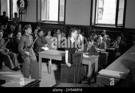 Warszawa, 1947-07-08. Pierwszy dzieñ procesu cz³onków Zrzeszenia Wolnoœæ i Niezawis³oœæ (win), oskar¿onych o dzia³alnoœæ szpiegowsk¹ w ramach komórki wywiadowczej o kryptonimie Liceum. Rozprawa toczy³a siê Pzed Wojskowym S¹dem Rejonowym. Zeznaje oskar¿ona Barbara Sadowska. po/mgs PAP Varsavia, 8 luglio 1947. Il primo giorno del processo dei membri dell'Associazione libertà e indipendenza, accusati di spionaggio. Il processo si è svolto presso la corte militare distrettuale. Nella foto: Testimoniato l'imputato Barbara Sadowska. po/mgs PAP Foto Stock