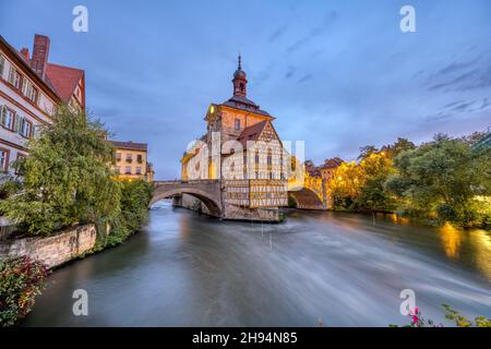 La famosa Alte Rathaus nella bellissima città di Bamberg in Baviera, Germania, all'alba Foto Stock