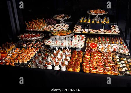 Servizio catering con spuntini al tavolo degli ospiti nel ristorante durante la festa dell'evento Foto Stock