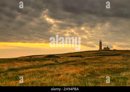 Lundy Island, Bristol Channel, Devon, Inghilterra, Regno Unito - il faro Old Light e cottage del custode del faro Foto Stock