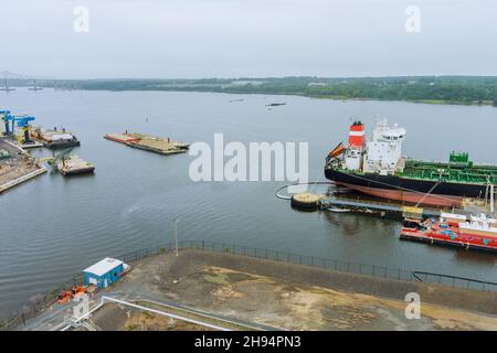 Vista aerea nave cisterna, operazione nave petrolifera durante il trasferimento di petrolio Foto Stock