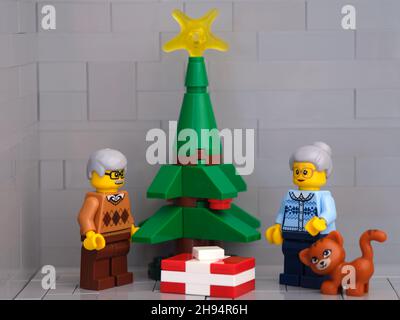 Tambov, Federazione Russa - 17 gennaio 2021 Lego compleanno ragazza  minififigura con lollipop, regali e palloncini contro la piastra di base  grigia con li natale Foto stock - Alamy