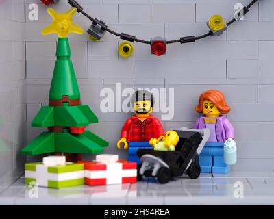 Tambov, Federazione Russa - 01 dicembre 2021 un padre, madre e bambino Lego  minifigure in piedi vicino ad un albero di Natale che ha regali sotto di  esso Foto stock - Alamy