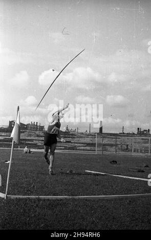 Warszawa, 1947-07-13. Stadion Wojskowego Klubu Sportowego Legia. XXIII Lekkkoatletyczne Mistrzostwa Polski Mê¿czyzn, rozgrywane w dn. 12-13 lipca. NZ. Rzut oszczepem. bk/ak PAP Varsavia, 13 luglio 1947. Lo stadio Military Sports Club Legia. 23° Campionato Polacco in atletica maschile, tra il 12 e il 13 agosto. Nella foto: Javelin Throw. bk/ak PAP Foto Stock