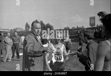 Warszawa, 1947-07-13. Stadion Wojskowego Klubu Sportowego Legia. XXIII Lekkkoatletyczne Mistrzostwa Polski Mê¿czyzn, rozgrywane w dn. 12-13 lipca. NZ. Stefan Widerski z Klubu Wis³a (2L), zwyciêzca w biegu na 1500 m. bk/ak PAP Varsavia, 13 luglio 1947. Lo stadio Military Sports Club Legia. 23° Campionato Polacco in atletica maschile, tra il 12 e il 13 agosto. Foto: Widerski (2° da sinistra), vincitore della gara di 1500 m. bk/ak PAP Foto Stock
