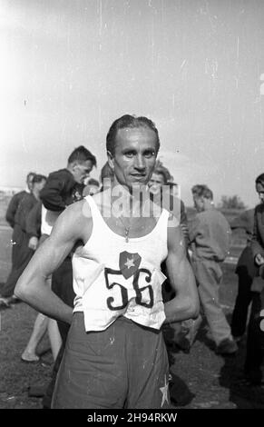 Warszawa, 1947-07-13. Stadion Wojskowego Klubu Sportowego Legia. XXIII Lekkkoatletyczne Mistrzostwa Polski Mê¿czyzn, rozgrywane w dn. 12-13 lipca. NZ. Stefan Widerski z Klubu Wis³a, zwyciêzca w biegu na 1500 m. bk/ak PAP Varsavia, 13 luglio 1947. Lo stadio Military Sports Club Legia. 23° Campionato Polacco in atletica maschile, tra il 12 e il 13 agosto. Nella foto: Widerski, vincitore della gara di 1500 m. bk/ak PAP Foto Stock