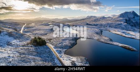 Knockan Crag National Nature Reserve nella neve, Assynt, Highland, Scozia. Guardando verso sud ovest verso il Fisherfield Munros in lontananza. Foto Stock