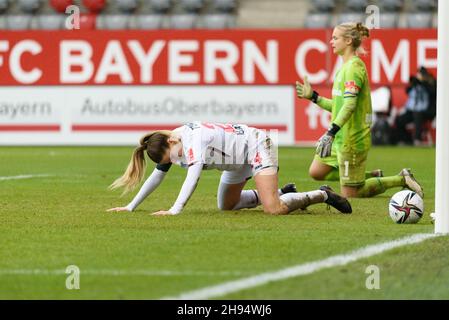 Monaco di Baviera, Germania. 4 dicembre 2021. Monaco di Baviera, Germania, 4 dicembre 2021: Lilla Turanyi (24 Bayer Leverkusen) e Anna Klink (1 Bayer Leverkusen) dopo aver conceduto un altro gol durante la partita di flyeralarm Frauen Bundesliga tra il FC Bayern Monaco di Baviera e Bayer 04 Leverkusen al campus FC Bayern, Monaco di Baviera. Sven Beyrich/SPP Credit: SPP Sport Press Photo. /Alamy Live News Foto Stock