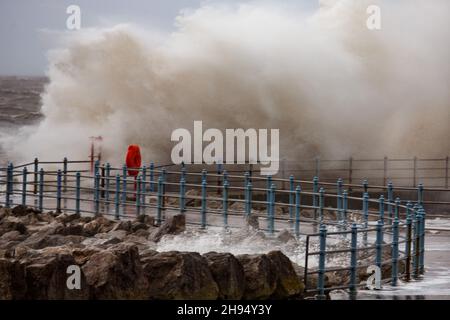 Heysham, Lancashire, Regno Unito. 4 Dic 2021. I venti stron hanno portato sopra la cima all'alta marea sul lungomare a Heysham accreditamento: Notizie di PN/Alamy in tensione notizie Foto Stock