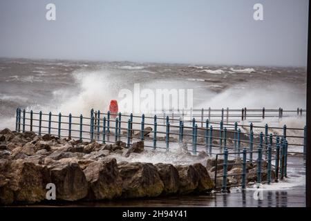 Heysham, Lancashire, Regno Unito. 4 Dic 2021. I venti stron hanno portato sopra la cima all'alta marea sul lungomare a Heysham accreditamento: Notizie di PN/Alamy in tensione notizie Foto Stock