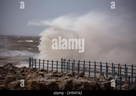 Heysham, Lancashire, Regno Unito. 4 Dic 2021. I venti stron hanno portato sopra la cima all'alta marea sul lungomare a Heysham accreditamento: Notizie di PN/Alamy in tensione notizie Foto Stock