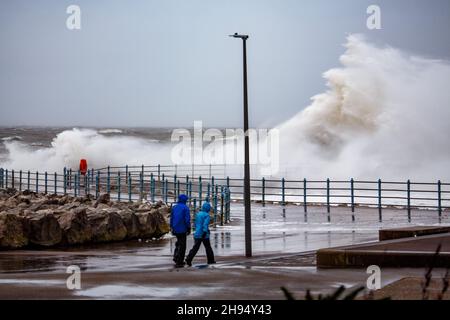 Heysham, Lancashire, Regno Unito. 4 Dic 2021. I venti stron hanno portato sopra la cima all'alta marea sul lungomare a Heysham accreditamento: Notizie di PN/Alamy in tensione notizie Foto Stock