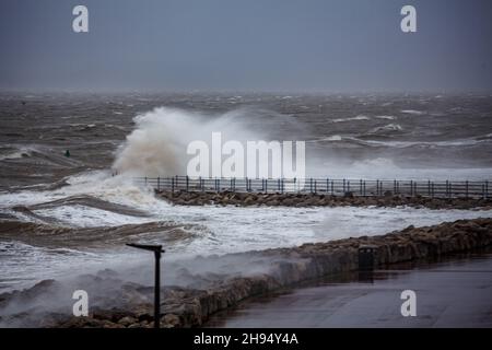 Heysham, Lancashire, Regno Unito. 4 Dic 2021. I venti stron hanno portato sopra la cima all'alta marea sul lungomare a Heysham accreditamento: Notizie di PN/Alamy in tensione notizie Foto Stock