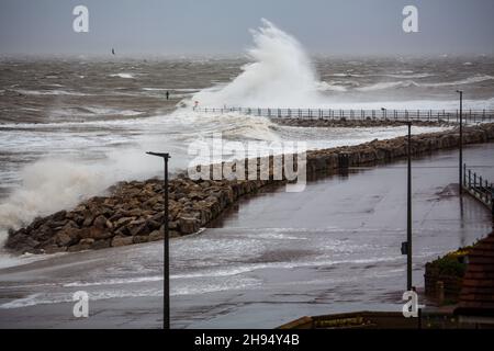 Heysham, Lancashire, Regno Unito. 4 Dic 2021. I venti stron hanno portato sopra la cima all'alta marea sul lungomare a Heysham accreditamento: Notizie di PN/Alamy in tensione notizie Foto Stock