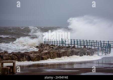 Heysham, Lancashire, Regno Unito. 4 Dic 2021. I venti stron hanno portato sopra la cima all'alta marea sul lungomare a Heysham accreditamento: Notizie di PN/Alamy in tensione notizie Foto Stock