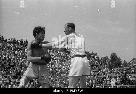 Warszawa, 1947-07-20. Korty tenisowe Wojskowego Klubu Sportowego Legia. Towarzyski mecz bokserski pomiêdzy reprezentacj¹ polskiej Milicji Obywatelskiej (MO) i miliicji wêgierskiej. NZ. Walka w kategorii koguciej - Umiñski (1P) kontra Vitus. bk/pp PAP/Stanis³aw D¹browiecki Varsavia, 20 luglio 1947. Campi da tennis del Legia Military Sport Club. Una partita di boxe amichevole tra le squadre della milizia polacca e ungherese. Nella foto: bantamweight Fight Uminski (1° da destra) vs Vitus. bk/pp PAP Foto Stock