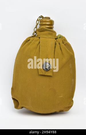 Fiasca militare per liquido rivestita con panno khaki con coperchio chiuso su una catena su sfondo bianco Foto Stock