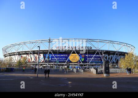 Londra, Regno Unito. 4 dicembre 2021. Vista generale all'esterno dello stadio di Londra prima del calcio d'inizio. Premier League Match, West Ham Utd v Chelsea al London Stadium, Queen Elizabeth Olympic Park di Londra sabato 4 dicembre 2021. Questa immagine può essere utilizzata solo a scopo editoriale. Solo per uso editoriale, licenza richiesta per uso commerciale. Nessun uso in scommesse, giochi o un singolo club/campionato/player pubblicazioni. pic di Steffan Bowen/Andrew Orchard sport fotografia/Alamy Live news credito: Andrew Orchard sport fotografia/Alamy Live News Foto Stock