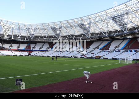 Londra, Regno Unito. 4 dicembre 2021. Vista generale dell'interno dello stadio di Londra prima del calcio d'inizio. Premier League Match, West Ham Utd v Chelsea al London Stadium, Queen Elizabeth Olympic Park di Londra sabato 4 dicembre 2021. Questa immagine può essere utilizzata solo a scopo editoriale. Solo per uso editoriale, licenza richiesta per uso commerciale. Nessun uso in scommesse, giochi o un singolo club/campionato/player pubblicazioni. pic di Steffan Bowen/Andrew Orchard sport fotografia/Alamy Live news credito: Andrew Orchard sport fotografia/Alamy Live News Foto Stock