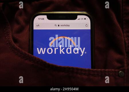 KONSKIE, POLONIA - 15 settembre 2021: Logo Workday Inc visualizzato sul cellulare nascosto in tasca jeans Foto Stock