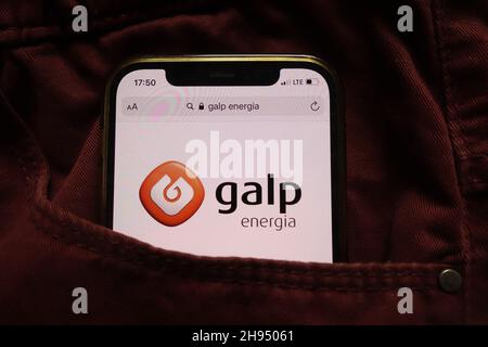 KONSKIE, POLONIA - 15 settembre 2021: Logo Galp energia SGPS SA visualizzato sul cellulare nascosto in tasca jeans Foto Stock