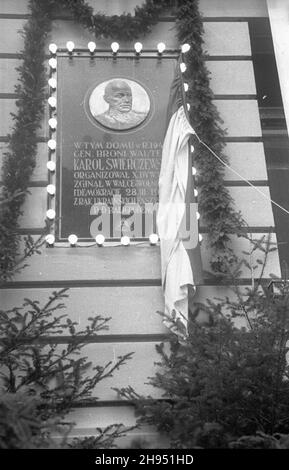 Rzeszów, 1947-07-21. Defilada wojskowa z okazji przemianowania ul. Zamkowej na ul. gen. Karola Œwierczewskiego (ps. 'Walter') oraz ods³oniêcia pami¹tkowej tablicy na gmachu komendy wojskowej. NZ. Tablica pami¹tkowa wmurowana na fasadzie domu, w którym gen. organizowa³ X dyw. Wojska Polskiego (WP). bk/pp PAP Rzeszow, 21 luglio 1947. Una parata militare per segnare la ridenominazione di Zamkowa Street a General Karol Swierczewski (alias 'Walter') Street e la presentazione di una targa commemorativa sulla sede militare edificio. Nella foto: Una targa commemorativa costruita nella facciata della casa i Foto Stock