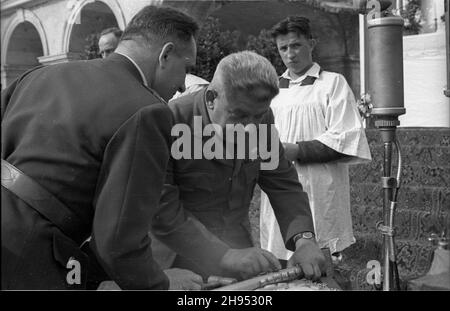 Warszawa, 1947-07-21. Plac Zwyciêstwa. Uroczystoœæ poœwiêcenia sztandaru Zarz¹du G³ównego Zwi¹zku Inwalidów Wojennych RP. NZ. Wbijnie pami¹tkowego gwoŸdzia w drzewce sztandaru. bk/ak PAP Varsavia, 21 luglio 1947. Piazza Zwyciestwa. Una cerimonia di consacrazione della bandiera del consiglio principale dell'Unione degli Invalidi della Guerra Polacca. Nella foto: Martellando un'unghia commemorativa nell'albero della bandiera. bk/ak PAP Foto Stock