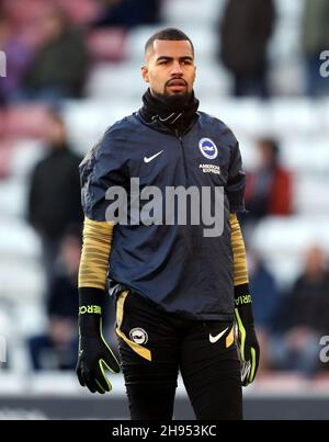 Robert Sanchez, portiere di Brighton e Hove Albion, si scalda prima di iniziare la partita della Premier League al St. Mary's Stadium di Southampton. Data foto: Sabato 4 dicembre 2021. Foto Stock