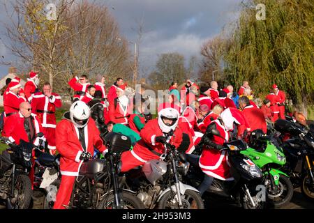 Bristol, Regno Unito. 4 Dic 2021. Babbo Natale's on a Bike è un giro annuale di beneficenza per i motociclisti. Partendo dalla Winterbourne Academy, essi corrono attraverso Bristol fino alla loro destinazione Charlton Farm Children's Hospice. È consentita qualsiasi bicicletta, ma il costume è un must. Credit: JMF News/Alamy Live News Foto Stock