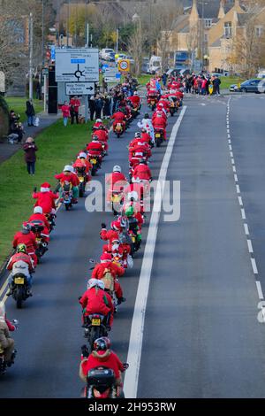 Bristol, Regno Unito. 4 Dic 2021. Babbo Natale's on a Bike è un giro annuale di beneficenza per i motociclisti. Partendo dalla Winterbourne Academy, essi corrono attraverso Bristol fino alla loro destinazione Charlton Farm Children's Hospice. È consentita qualsiasi bicicletta, ma il costume è un must. Credit: JMF News/Alamy Live News Foto Stock