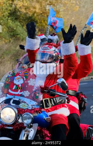 Bristol, Regno Unito. 4 Dic 2021. Babbo Natale's on a Bike è un giro annuale di beneficenza per i motociclisti. Partendo dalla Winterbourne Academy, essi corrono attraverso Bristol fino alla loro destinazione Charlton Farm Children's Hospice. È consentita qualsiasi bicicletta, ma il costume è un must. Credit: JMF News/Alamy Live News Foto Stock