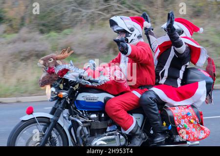 Bristol, Regno Unito. 4 Dic 2021. Babbo Natale's on a Bike è un giro annuale di beneficenza per i motociclisti. Partendo dalla Winterbourne Academy, essi corrono attraverso Bristol fino alla loro destinazione Charlton Farm Children's Hospice. È consentita qualsiasi bicicletta, ma il costume è un must. Credit: JMF News/Alamy Live News Foto Stock