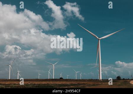 Turbine eoliche contro un cielo nuvoloso a Santa Isabel, Porto Rico Foto Stock