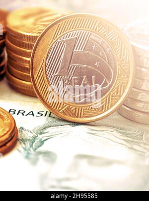 dettagli delle banconote da 100 reais dal brasile, e monete brasiliane, con fuoco selettivo, immagine di sfondo. Concetto di promozione o denaro premio grande. Foto Stock