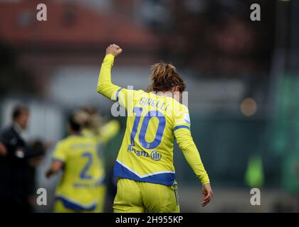 Sassuolo, Italia. 4 dicembre 2021. Sassuolo, Italia, 4 dicembre 2021 Cristiana Girelli (10 Juventus) festeggia dopo aver segnato durante la serie Una partita Femminile tra Sassuolo e Juventus Donne allo Stadio Enzo Ricci di Sassuolo, Italia Michele Finessi/SPP Credit: SPP Sport Press Photo. /Alamy Live News Foto Stock