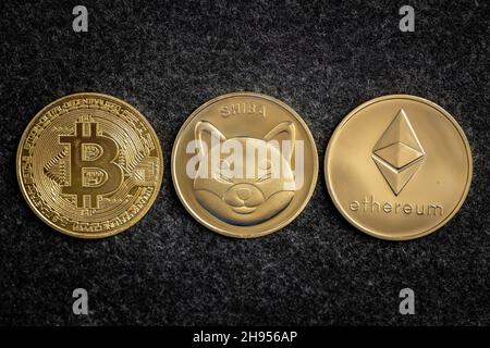 Shiba Inu Coin tra Bitcoin e Ethereum monete fisiche Foto Stock