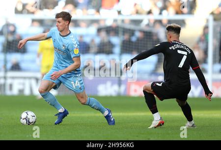 Ben Sheaf di Coventry City (a sinistra) e Callum Robinson di West Bromwich Albion combattono per la palla durante la partita del campionato Sky Bet alla Coventry Building Society Arena di Coventry. Data foto: Sabato 4 dicembre 2021. Foto Stock