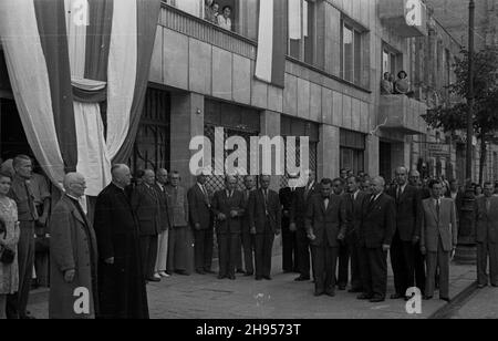 Warszawa, 1947-07-27. Uroczyste ods³oniêcie tablicy pami¹tkowej na œcianie gmachu United Nations Relief and Rehabilitation Administration (UNRRA) przy ul. Ho¿ej 35 z okazji zakoñczenia w Polsce misji organisacji. NZ. m.in. (z prawej, w pierwszym rzêdzie): Kazimierz Rusinek - Minister pracy i opieki spo³ecznej (w muszce), Jan D¹b-Kocio³ - Minister rolnictha i reform rolnych; (w drugim rzêdzie, za Rusinkiem z lewej) Alfred Sabin - przewodnicz¹cy UNRRA w Polsce. po/gr PAP Varsavia, 27 luglio 1947. Un gala che svela una targa commemorativa costruita nel muro di un edificio che ospita le Nazioni Unite Foto Stock