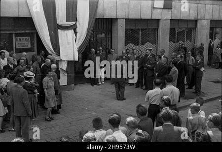 Warszawa, 1947-07-27. Uroczyste ods³oniêcie tablicy pami¹tkowej na œcianie gmachu United Nations Relief and Rehabilitation Administration (UNRRA) przy ul. Ho¿ej 35 z okazji zakoñczenia w Polsce misji organisacji. po/gr PAP Varsavia, 27 luglio 1947. Un gala che svela una targa commemorativa costruita nel muro di un edificio che ospita l'Amministrazione delle Nazioni Unite per il Soccorso e la Riabilitazione (UNRRA) in via Hoza 35 in connessione con la fine della missione dell'organizzazione in Polonia. po/gr PAP Foto Stock