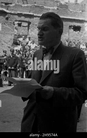 Warszawa, 1947-07-27. Uroczyste ods³oniêcie tablicy pami¹tkowej na œcianie gmachu United Nations Relief and Rehabilitation Administration (UNRRA) przy ul. Ho¿ej 35 z okazji zakoñczenia w Polsce misji organisacji. NZ. Przemawia Kazimierz Rusinek, ministro pracy i opieki spo³ecznej. po/gr PAP Varsavia, 27 luglio 1947. Un gala che svela una targa commemorativa costruita nel muro di un edificio che ospita l'Amministrazione delle Nazioni Unite per il Soccorso e la Riabilitazione (UNRRA) al 35 di Hoza Street in connessione con la fine della missione dell'organizzazione in Polonia. Nella foto: Kazimierz Rusinek, lavoro e sociale Foto Stock